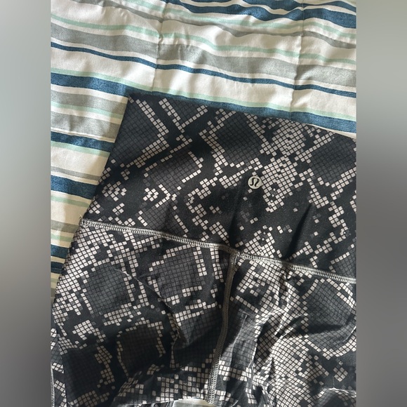 LULULEMON Snakeskin Print Leggings - Picture 5 of 10
